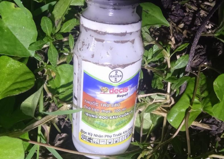 Chai thuốc trừ sâu được phát hiện nằm ở trên bờ một ao tôm khác.