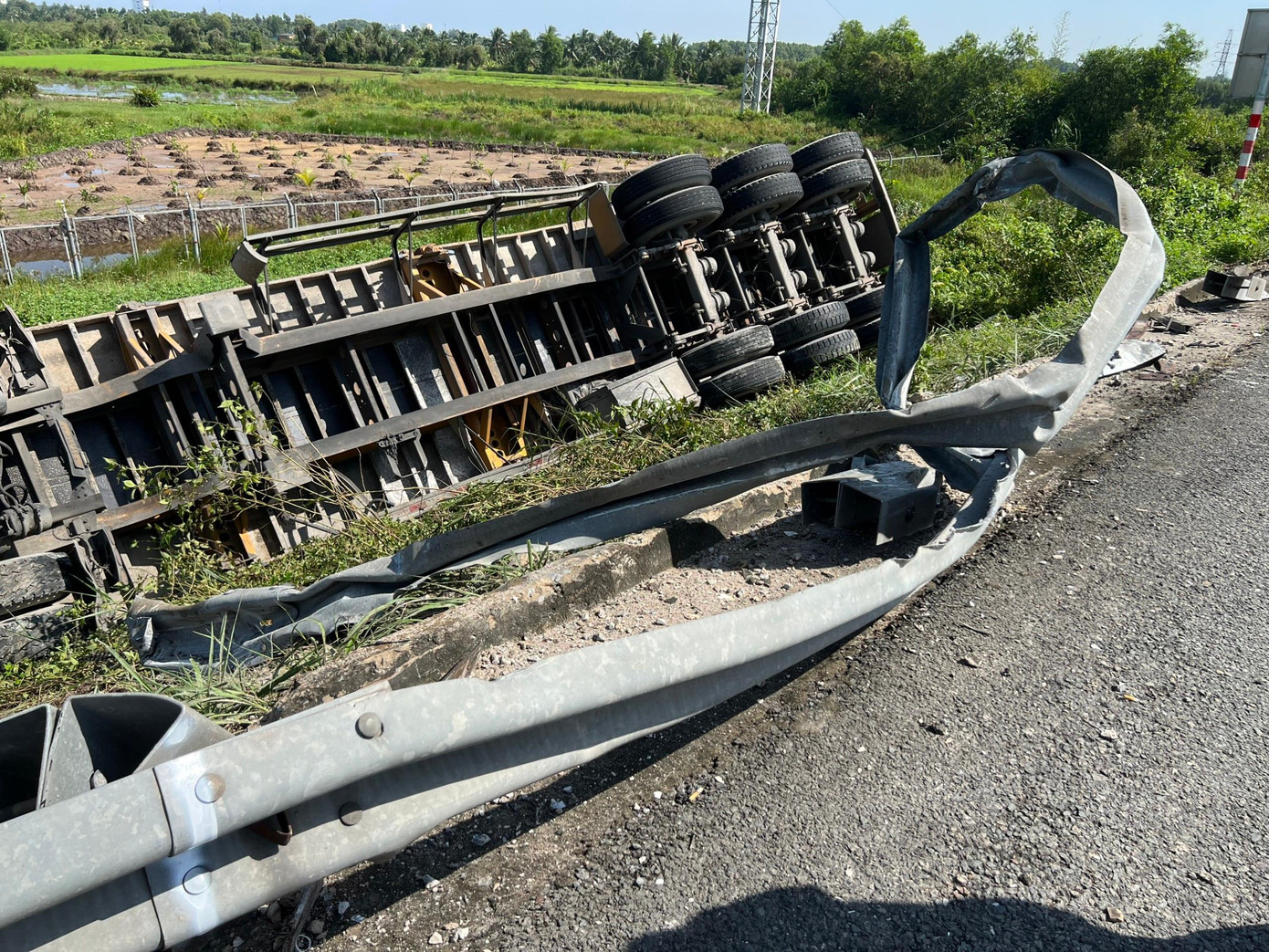 Xe container lật ở cao tốc TP. HCM - Trung Lương. Xe container lật ở cao tốc TP. HCM - Trung Lương.