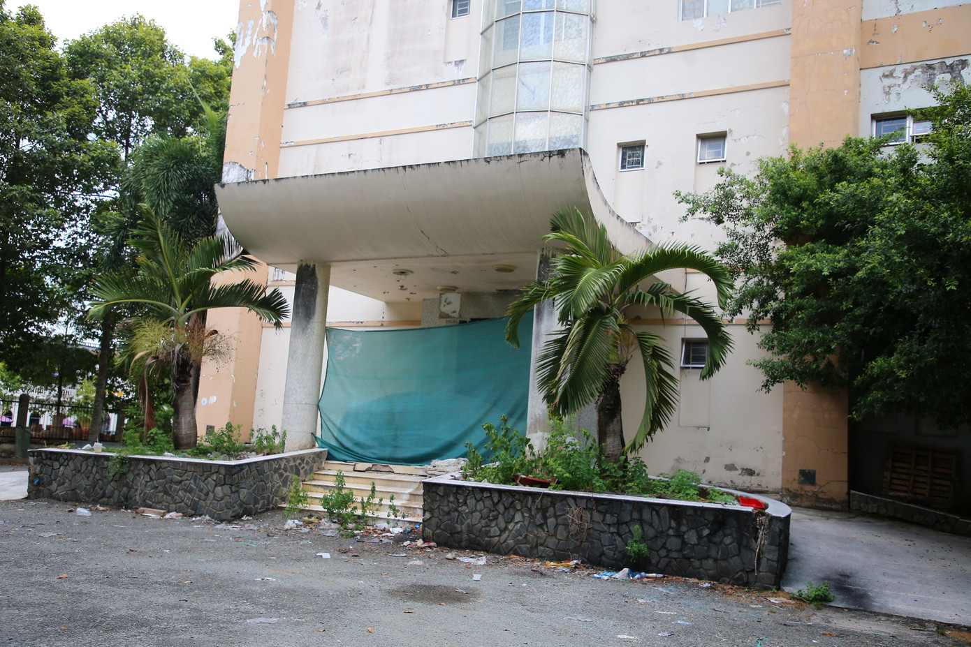 Theo tìm hiểu của phóng viên, Bệnh viện Đa khoa Tây Đô được khởi công năm 2004 và đi vào hoạt động năm 2007 với quy mô 100 giường bệnh. Kinh phí đầu tư xây dựng bệnh viện và mua sắm trang thiết bị lên đến khoảng 300 tỷ đồng do trên 50 thành viên góp vốn.