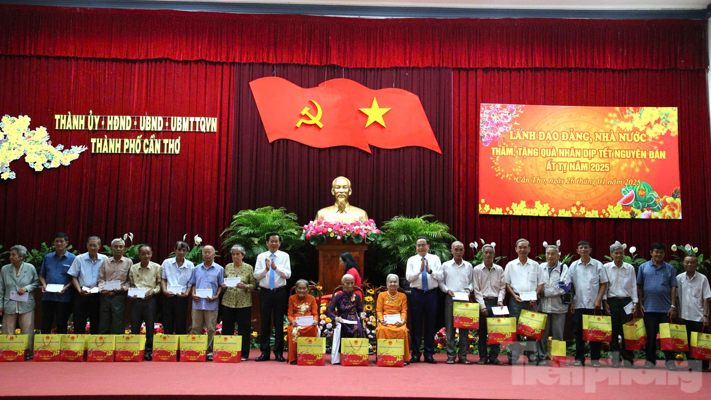 Chủ tịch Quốc hội tặng quà Tết gia đình chính sách, người có công với cách mạng trên địa bàn TP. Cần Thơ. Ảnh: Nhật Huy. Chủ tịch Quốc hội tặng quà Tết gia đình chính sách, người có công với cách mạng trên địa bàn TP. Cần Thơ. Ảnh: Nhật Huy.