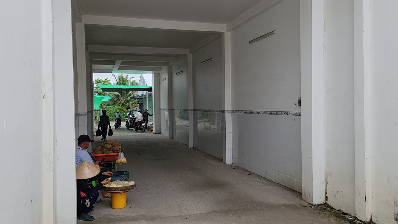 Phía dưới được lắp đèn chiếu sáng.