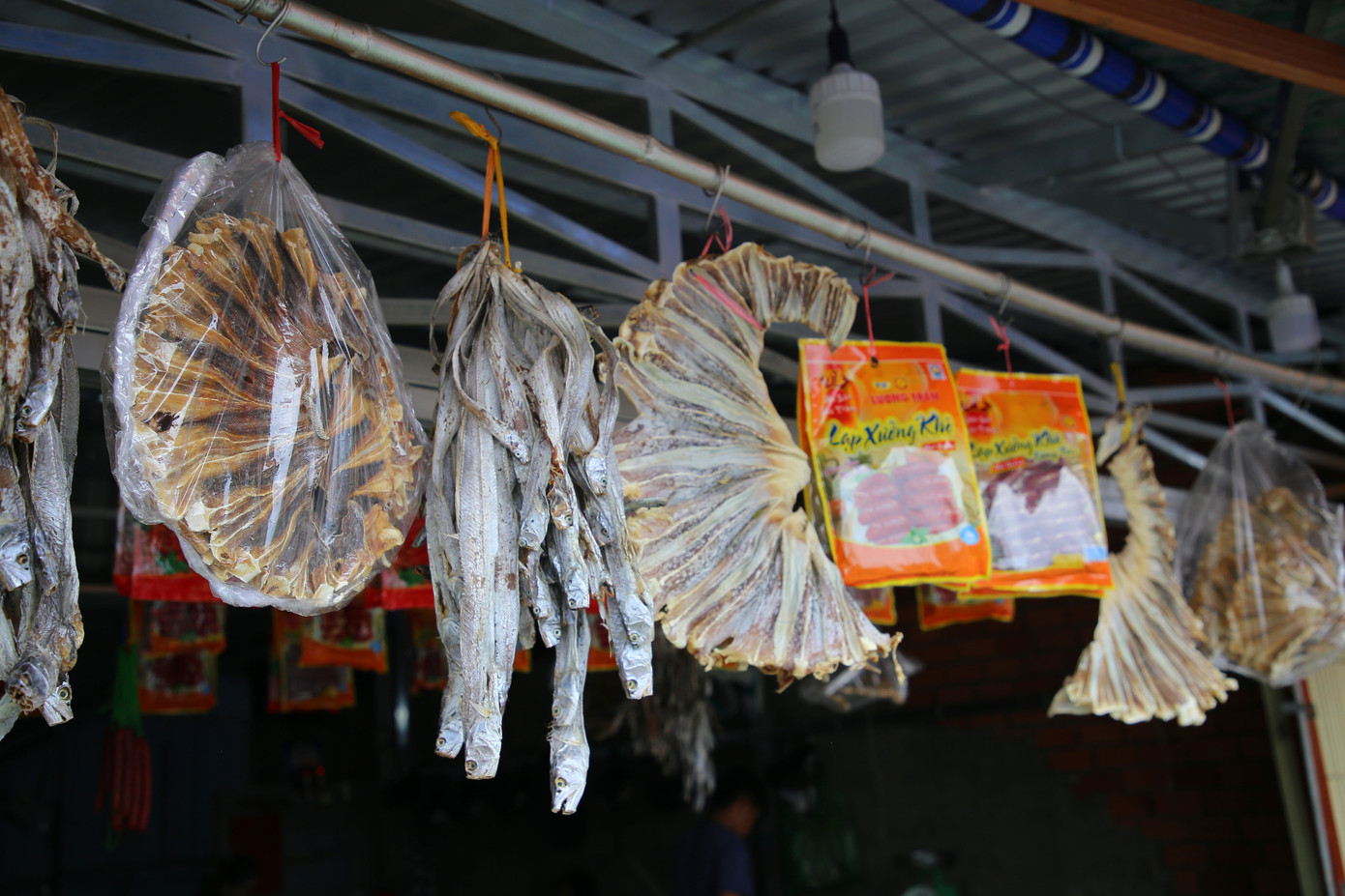 Theo UBND thị trấn Trần Đề, hiện nay, địa phương có trên 400 tàu đánh bắt thuỷ sản (325 tàu khai thác xa bờ, 13 chiếc hậu cần, 62 đánh bắt gần bờ). Sản lượng khai thác hàng năm của thị trấn trên 40.000 tấn (tôm, cá). Cá khô chủ yếu cung cấp cho tỉnh miền Tây. Đặc biệt, phục vụ lượng du khách ghé mua hàng khi đi du lịch về từ tuyến tàu Côn Đảo-Trần Đề.