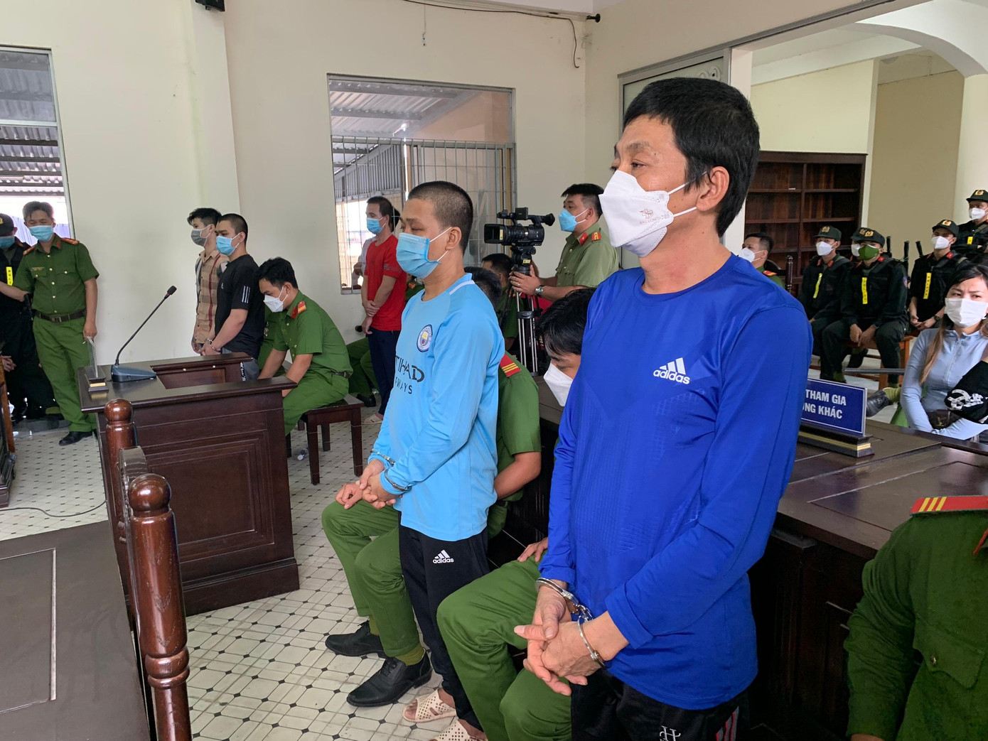Các bị cáo tại phiên toà. Các bị cáo tại phiên toà.