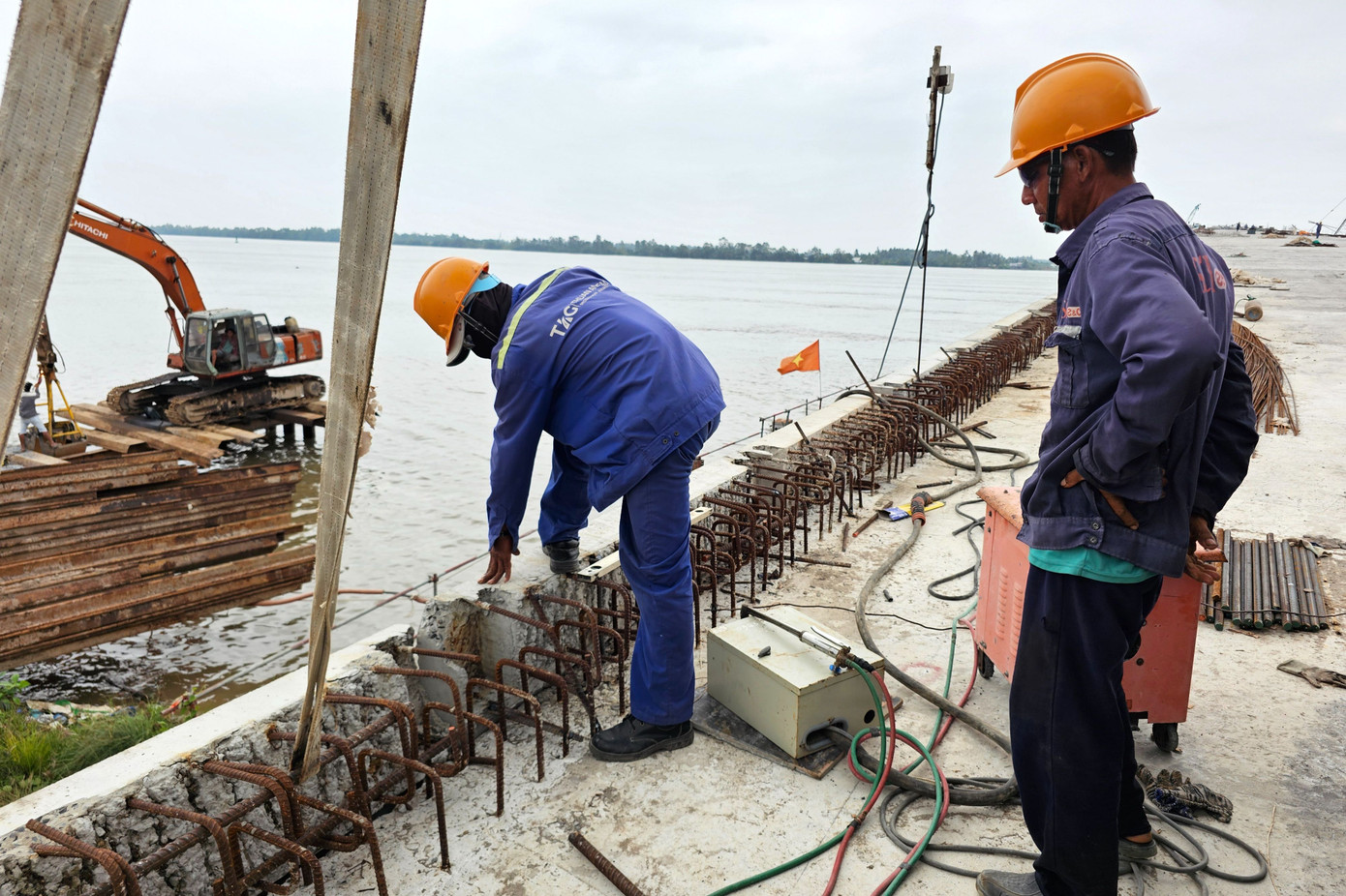 Dự án cầu Đại Ngãi có tổng mức đầu tư gần 8.000 tỷ đồng, tổng chiều dài tuyến hơn 15km. Điểm đầu giao với Quốc lộ 54 tại huyện Tiểu Cần, Trà Vinh; điểm cuối kết nối Quốc lộ Nam Sông Hậu tại huyện Long Phú, Sóc Trăng. Công trình gồm 2 cầu chính, cầu Đại Ngãi 1 dài hơn 3km, kết cấu dây văng, bắc qua luồng Định An, 2 trụ tháp chữ A cao 110 m, với sơ đồ nhịp chính 210 + 450 + 210m. Trong khi đó, cầu Đại Ngãi 2 dài 862m, gồm 13 nhịp, với kết cấu nhịp chính đúc hẫng dài 330m.