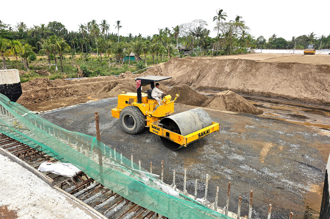 Không chỉ giúp thay thế hệ thống phà Đại Ngãi, cây cầu còn có vai trò đặc biệt quan trọng trong việc kết nối giao thông, tạo động lực phát triển kinh tế - xã hội cho các tỉnh duyên hải Nam Bộ. Cầu vượt sông Hậu tại khu vực gần cửa biển Trần Đề, nối liền huyện đảo Cù Lao Dung với đất liền, phá thế cô lập của địa phương này. Với tiến độ khả quan, cầu Đại Ngãi 2 đã hợp long vào ngày 5/1/2025, sớm hơn kế hoạch 6 tháng. Dự kiến, ngày 30/4/2025, công trình sẽ chính thức thông xe kỹ thuật.