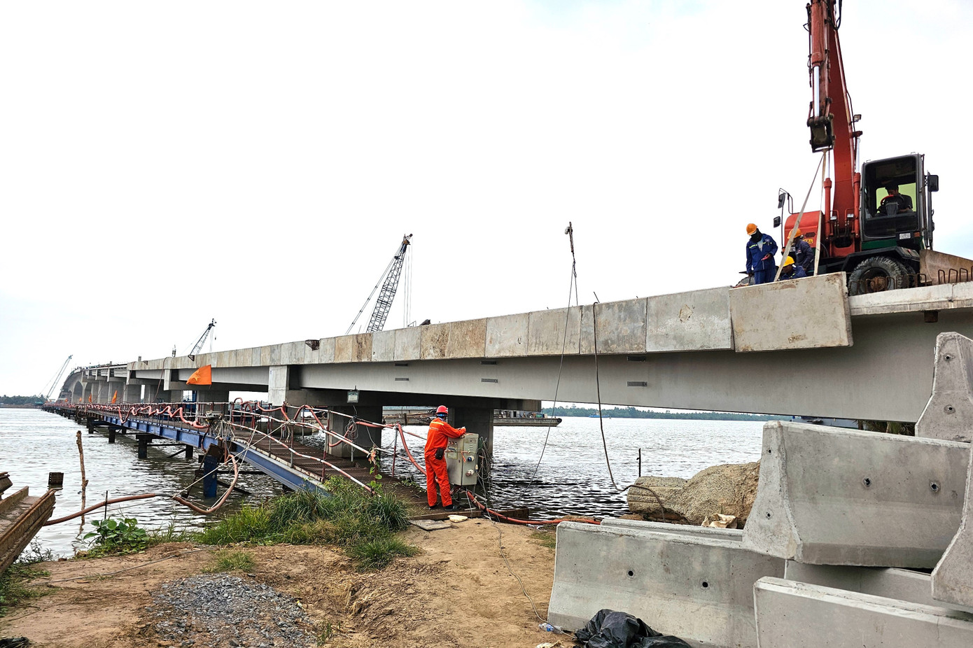 Anh Nguyễn Thanh Tổng, đại diện Công ty Cổ phần Tập đoàn Thuận An, đơn vị thi công phần cầu Đại Ngãi 2 phía bờ nam sông Hậu, cho biết: "Anh em công nhân tranh thủ làm từ sáng sớm để tránh nắng gắt. Ai cũng nỗ lực hết mình để kịp tiến độ, bởi cây cầu người dân mong chờ suốt bao năm qua".