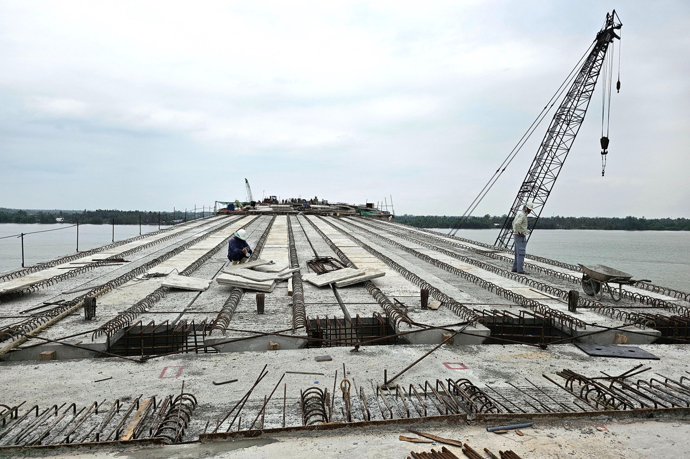 Bà Huỳnh Thị Đèo, người dân xã Long Đức, Sóc Trăng phấn khởi nói: "Ngày nào tôi cũng ra đây nhìn cây cầu lớn dần mà vui lắm. Chỉ mong ngày khánh thành, được bước lên cầu, nhìn dòng sông từ trên cao".