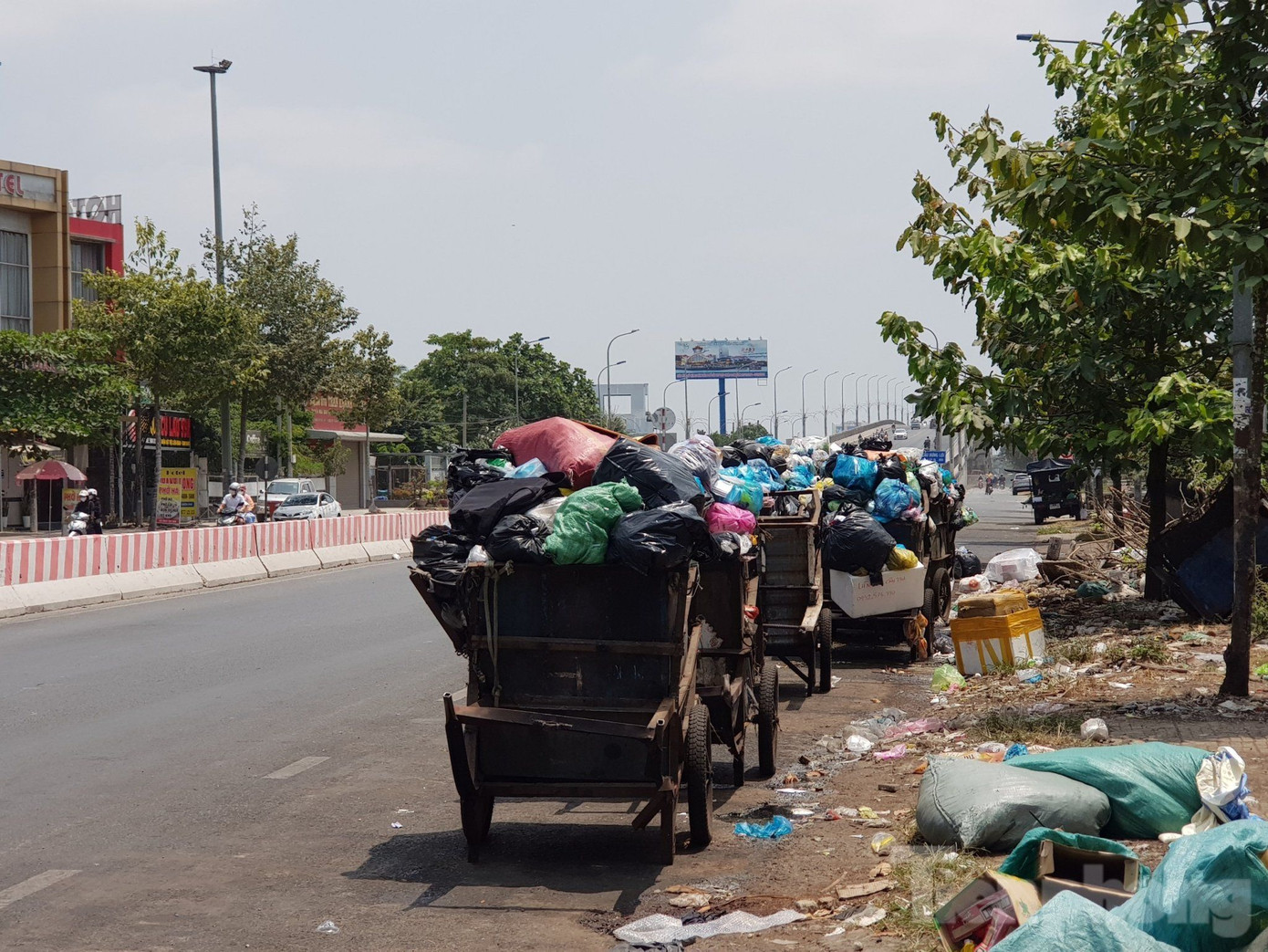 Điểm tập kết rác dưới chân cầu Hưng Lợi, quận Ninh Kiều, TP. Cần Thơ. Ảnh tư liệu.