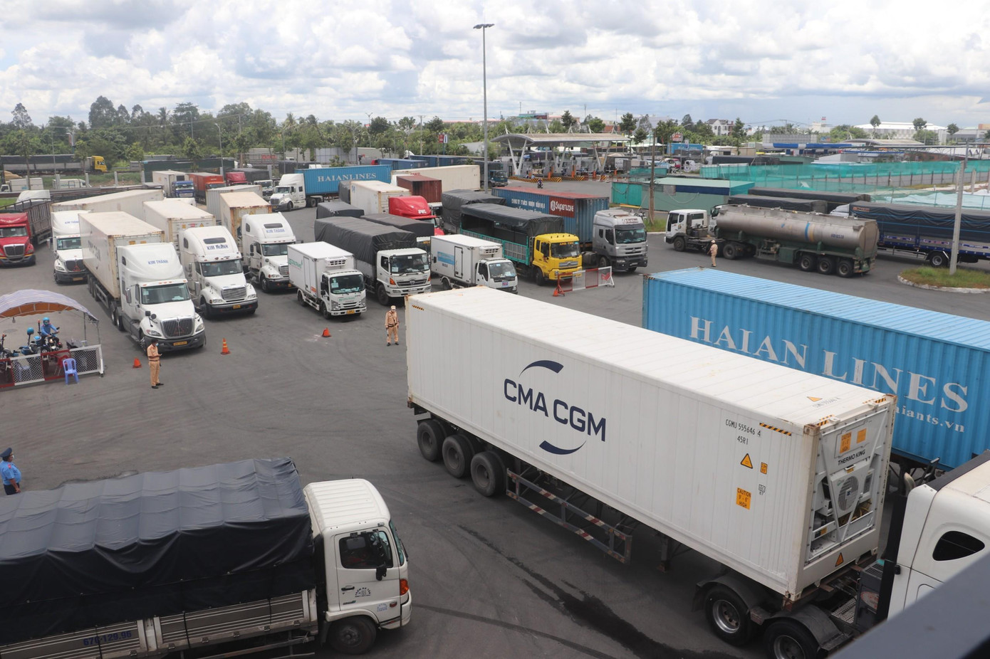 Các xe nằm chờ tại điểm tập kết, vận chuyển hàng hoá ở Bến xe trung tâm TP. Cần Thơ.