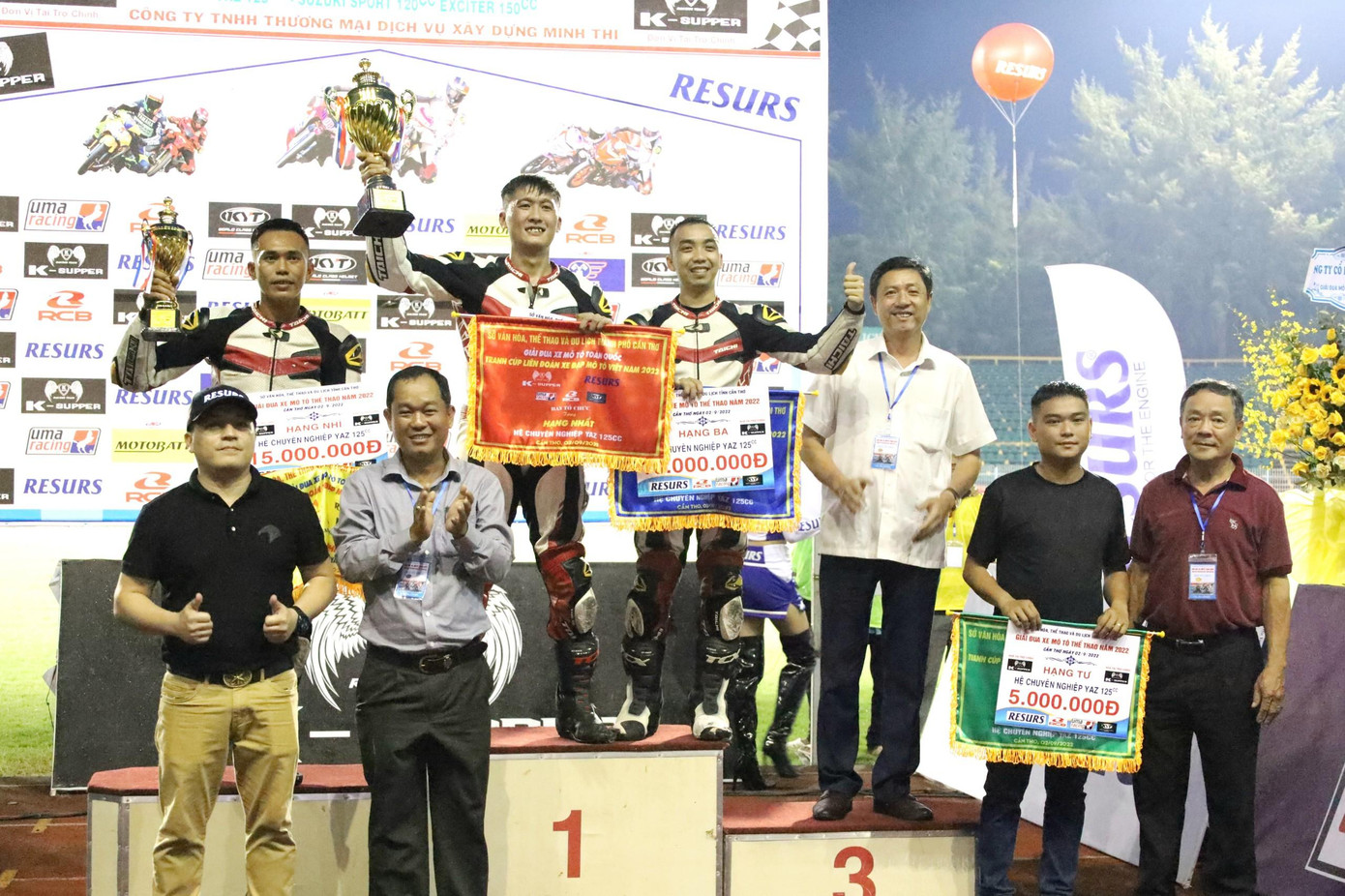 BTC trao giải cho các VĐV. BTC trao giải cho các VĐV.