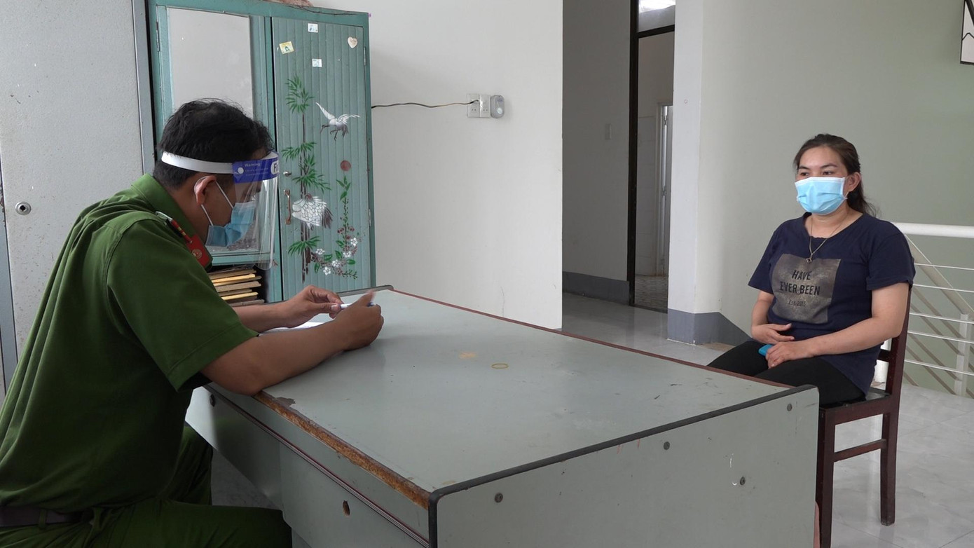 Nguyễn Thị Yến tại cơ quan công an. Nguyễn Thị Yến tại cơ quan công an.