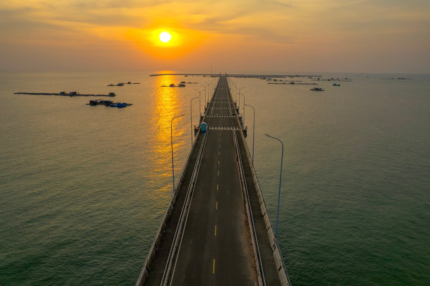 Lãnh đạo UBND TP. Phú Quốc cho biết đã kiến nghị UBND tỉnh Kiên Giang xem xét giao Sở GTVT là cơ quan quản lý chuyên ngành thẩm định thiết kế bản vẽ thi công và dự toán các hạng mục còn lại của dự án. Sở Kế hoạch và Đầu tư hỗ trợ trong công tác trình cấp thẩm quyền phê duyệt chủ trương đầu tư điều chỉnh dự án, phê duyệt điều chỉnh bổ sung kế hoạch lựa chọn nhà thầu các gói thầu tư vấn, thi công, bảo hiểm… của hạng mục phao tiêu nạo vét luồng và trạm cấp điện, cấp nước. Cảng vụ hàng hải Kiên Giang hướng dẫn các thủ tục về chứng nhận an ninh bến cảng…