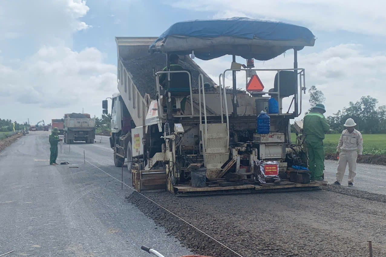 Nhiều đoạn trên công trường cao tốc Cần Thơ - Cà Mau bắt đầu thi công lớp mặt đường.