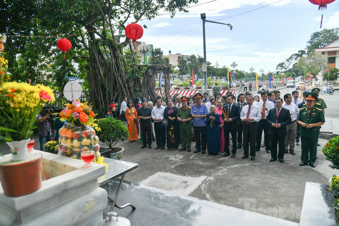 Ông Nguyễn Thanh Nhàn - Phó Chủ tịch UBND tỉnh Kiên Giang cùng lãnh đạo một số ban, ngành, đoàn thể, đơn vị của tỉnh, TP. Rạch Giá... thắp hương tại Bia ghi dấu địa điểm Anh hùng dân tộc Nguyễn Trung Trực bị thực dân Pháp hành hình năm 1868.