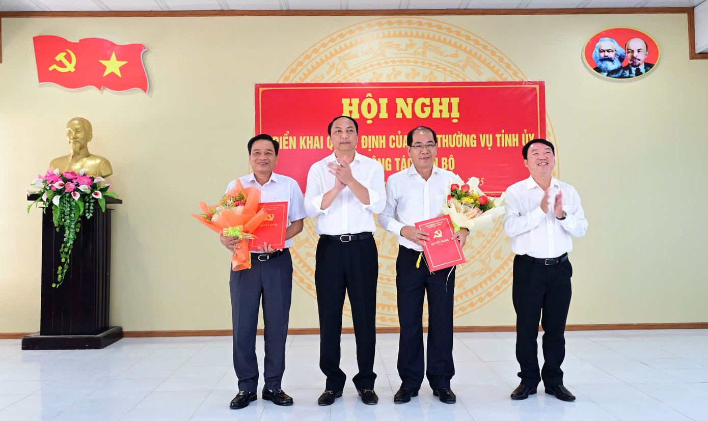 Chủ tịch HĐND tỉnh Kiên Giang - Lâm Minh Thành (thứ 2 từ trái qua) trao quyết định cho nhân sự mới tại Huyện ủy U Minh Thượng. Chủ tịch HĐND tỉnh Kiên Giang - Lâm Minh Thành (thứ 2 từ trái qua) trao quyết định cho nhân sự mới tại Huyện ủy U Minh Thượng.