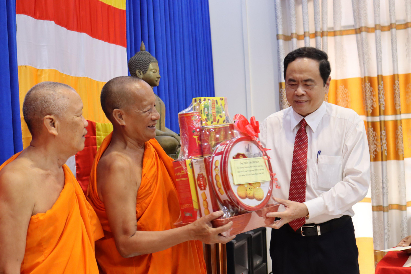 Phó Chủ tịch Thường trực Quốc hội Trần Thanh Mẫn tặng quà, chúc Tết các vị sư sãi tỉnh Sóc Trăng.