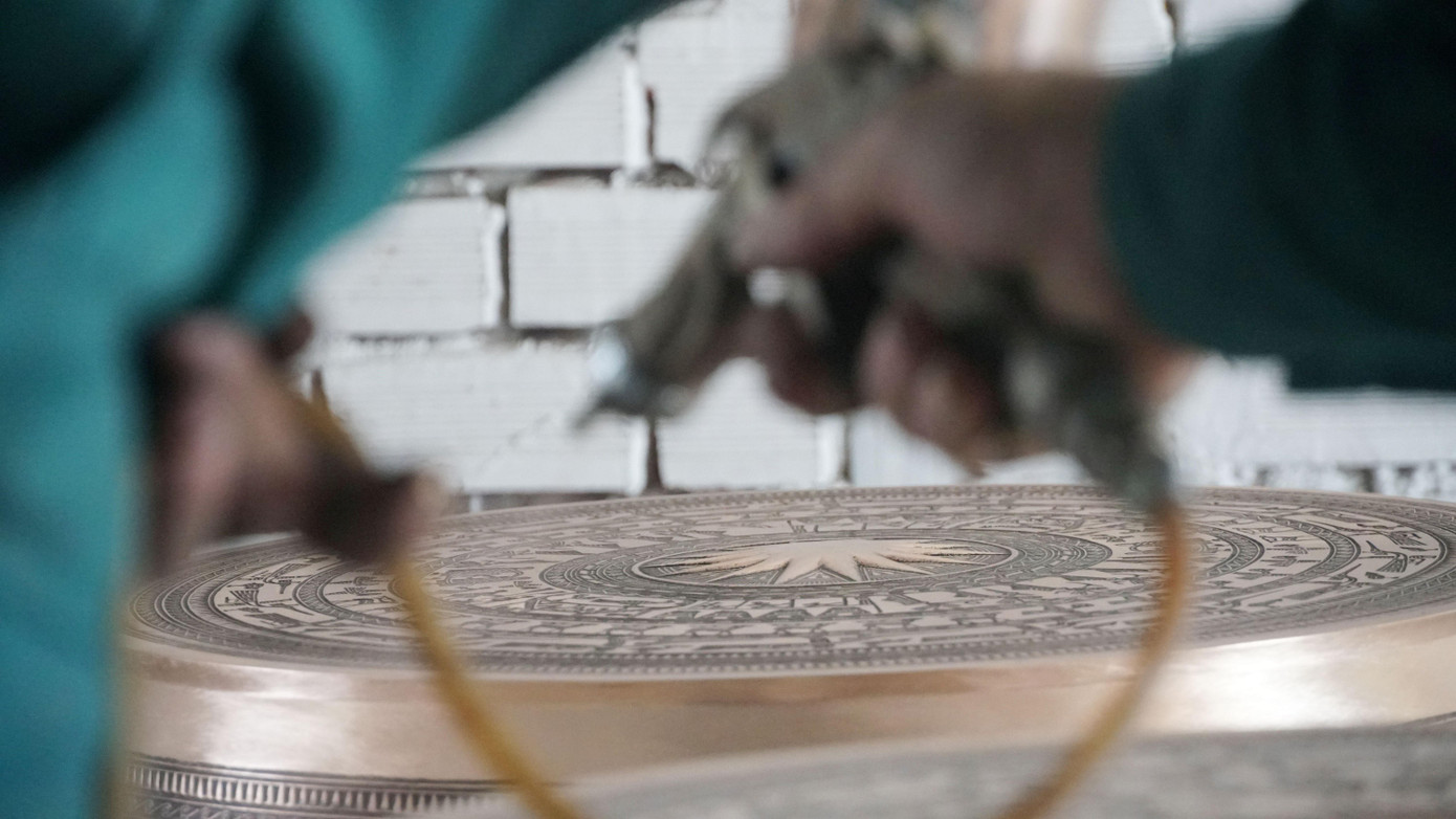 ...và cuối cùng là hoàn thiện đánh bóng sản phẩm.