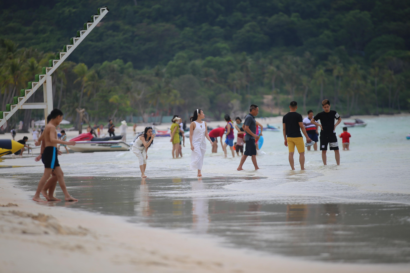 Du khách tắm biển tại Bãi Sao (Phú Quốc)...