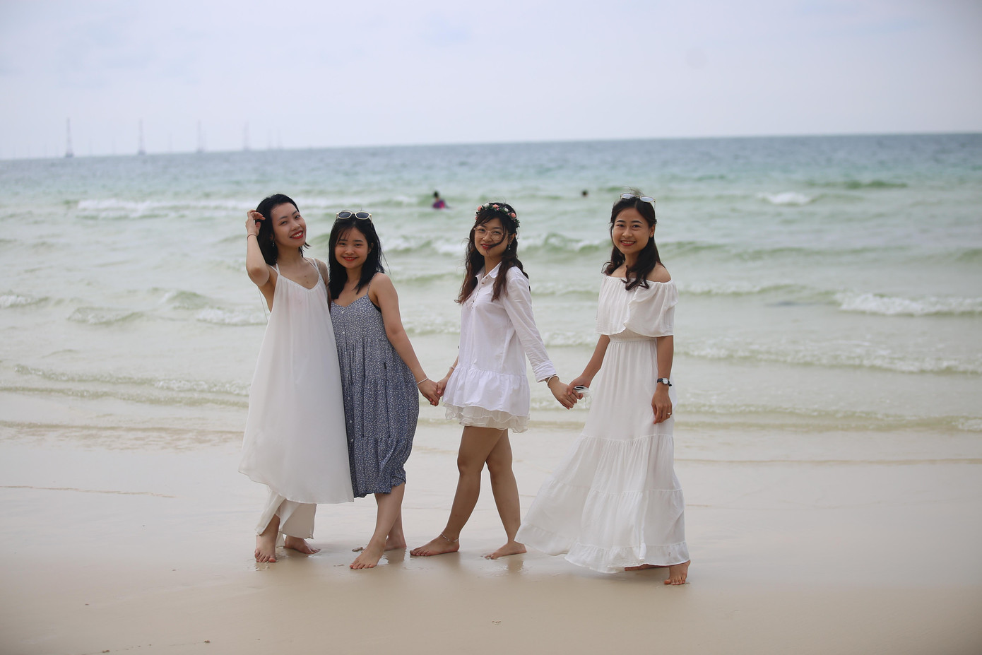 Bạn Trần Thị Hương Lan (du khách đến từ Hà Nội) chia sẻ: &quot;Đây là lần đầu tiên em đến Phú Quốc. Em thấy khí hậu, thời tiết nơi đây khá dễ chịu, giúp giảm bớt căng thẳng sau thời gian dài nghỉ dịch. Đặc biệt là người dân Phú Quốc thân thiện, mến khách&quot;.