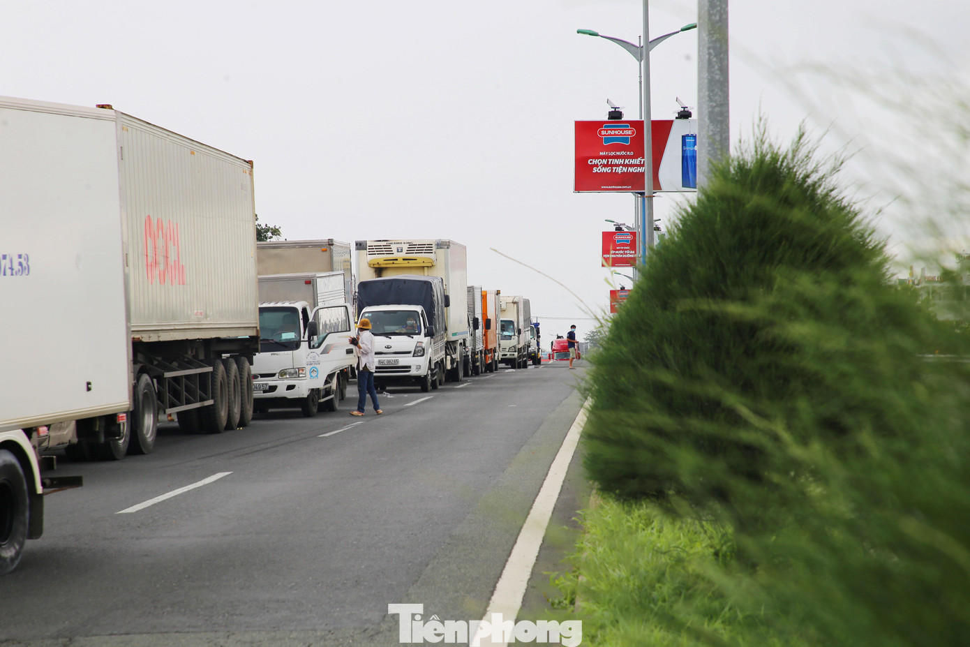 Trưa 24/8, nhiều xe chở hàng hoá bị ùn ứ kéo dài trên Quốc lộ 1 và tại điểm tập kết, trung chuyển và giao nhận hàng hoá ở bến xe Trung tâm TP. Cần Thơ. Nguyên nhân đã đến tình trạng trên do TP. Cần Thơ yêu cầu tất cả các phương tiện vận chuyển hàng hóa tiêu dùng, xuất nhập khẩu, vận chuyển hàng phục vụ xây dựng, sản xuất, kinh doanh... từ các địa phương tỉnh, thành khác đến để giao nhận hàng hóa đều phải đăng ký trước. Nếu không đăng ký trước thì lực lượng chức năng không cho phương tiện vào.