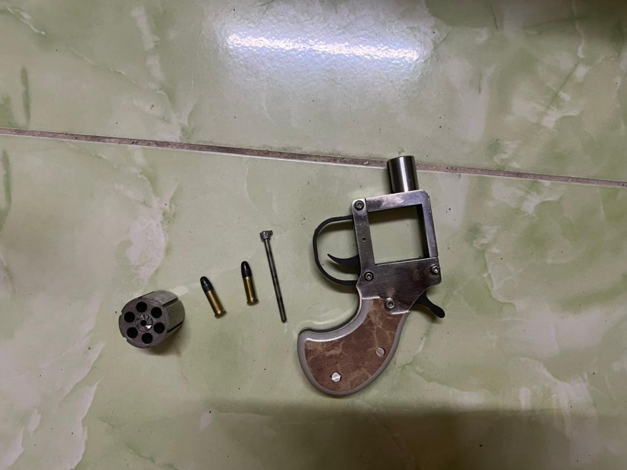 Khẩu súng ngắn và 2 viên đạn được công an thu giữ.