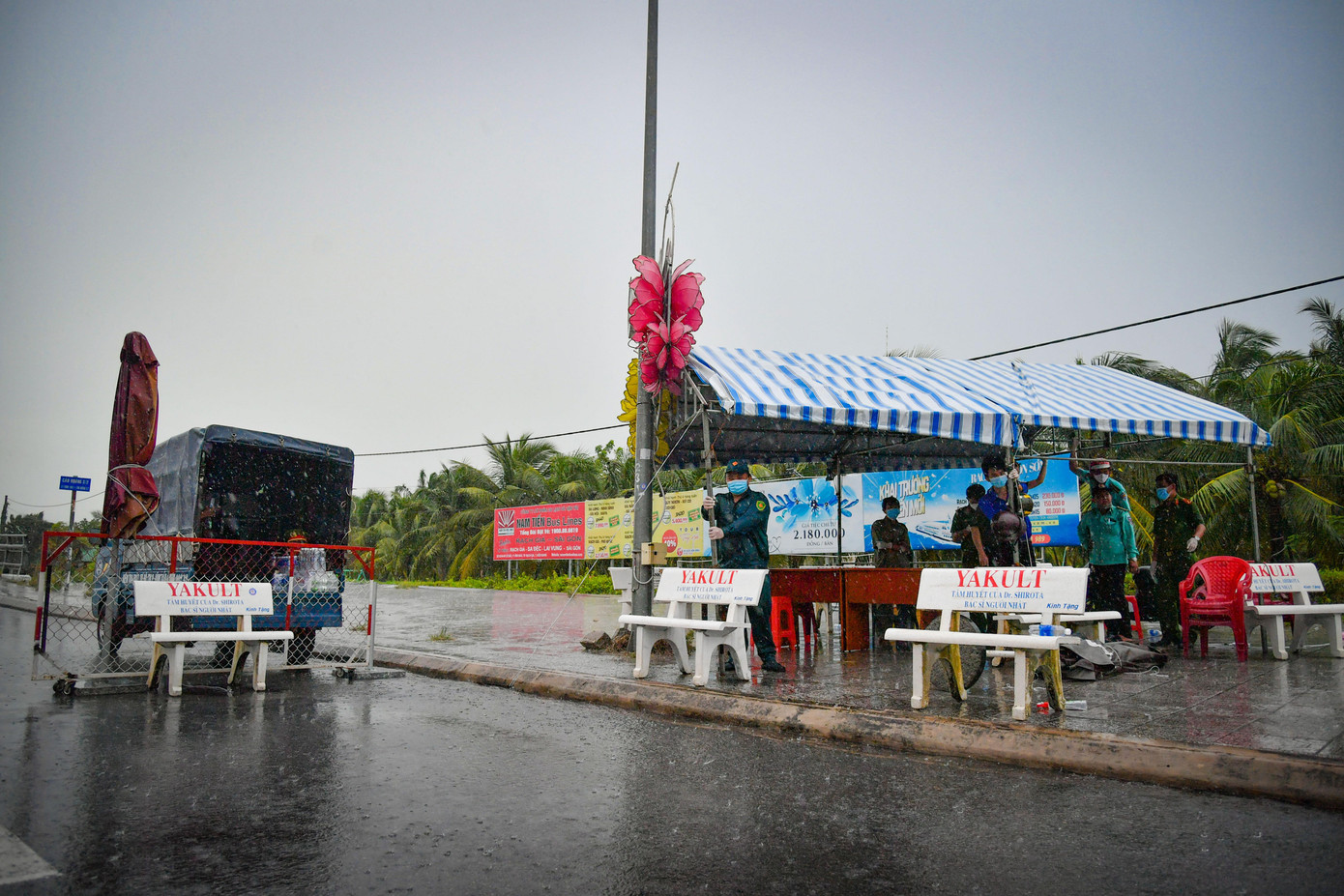 Do ảnh hưởng của thời tiết, những ngày này trên địa bàn thành phố Rạch Giá thường xuyên có mưa lớn kèm giông mạnh có khi thổi bay cả chốt gác nhưng không lúc nào cán bộ, chiến sĩ nề hà nhiệm vụ bởi với họ bảo vệ sức khỏe của người dân, bảo vệ bình yên cho thành phố là nhiệm vụ hàng đầu.