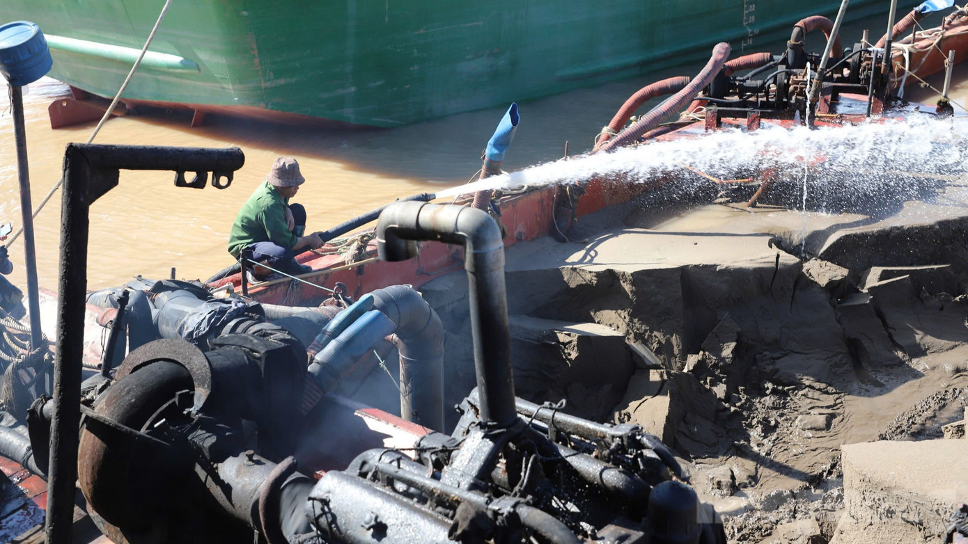 Để vận chuyển cát từ vùng biển Sóc Trăng về công trình cao tốc Cần Thơ – Cà Mau, các tàu phải di chuyển hơn 180km, mất khoảng 32-34 giờ đồng hồ. Ảnh: P.V.