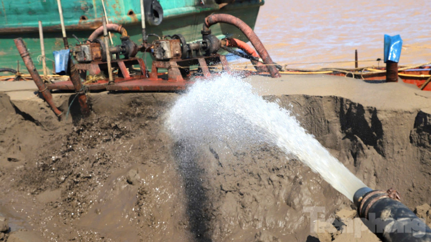 Khi độ mặn của cát còn khoảng 13-17‰, cát được chuyển từ tàu hút sang sà lan. Khi sà lan về đến công trường, một lần nữa cát được bơm nước để rửa và kiểm tra lại độ mặn. Theo ông Châu, tại Kiên Giang và Cà Mau, độ mặn nước đo tại các con sông rạch sát công trình khoảng 22-27‰, cao hơn độ mặn của cát biển sau khi rửa (độ mặn cát sau rửa còn khoảng 20-22‰). Theo tiêu chuẩn, độ mặn của vật liệu đắp phải nhỏ hơn 5% - tương đương 50‰. Như vậy, chất lượng cát biển sau rửa đảm bảo các quy định của ngành giao thông trong san nền đường.