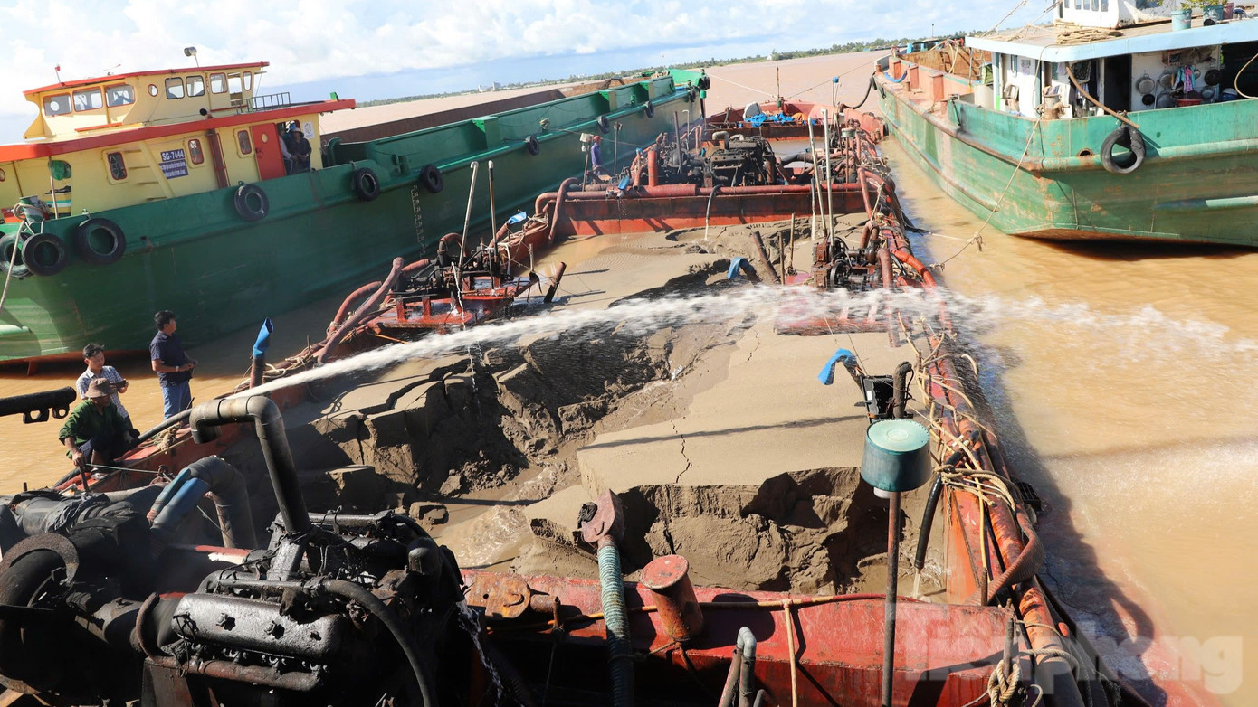 Tuy nhiên, theo ông Châu, do đây là lần đầu tiên tổ chức khai thác cát biển phục vụ thi công tại một dự án cao tốc nên các đơn vị liên quan còn lúng túng về trình tự thủ tục, phương án khai thác và điều kiện khai thác hết sức khó khăn như biển động, gió lớn, đường vận chuyển xa... dẫn đến lượng cát biển đưa về công trường chưa đạt được như kỳ vọng. Các tàu khai thác cát hoạt động trên biển lại bị hạn chế số lượng, chỉ được đăng kiểm và hoạt động theo khu vực, theo dự án. Do đó, việc huy động tàu đáp ứng công suất dự án còn bị chậm so với dự định.