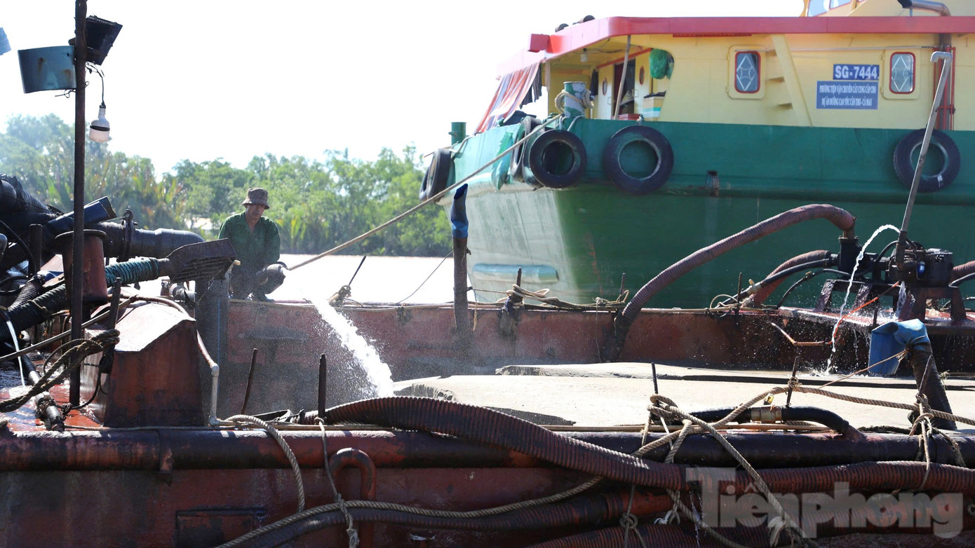 Khi cát đầy khoang tàu, công nhân đo độ mặn tại chỗ từ 22 - 25‰. Tàu sau đó vào điểm sang mạn (rửa mặn) trên đoạn sông Hậu thuộc huyện Long Phú, tỉnh Sóc Trăng. Tại đây, công nhân bơm nước ngọt vào khoang tàu để rửa, giảm bớt độ mặn của cát biển.