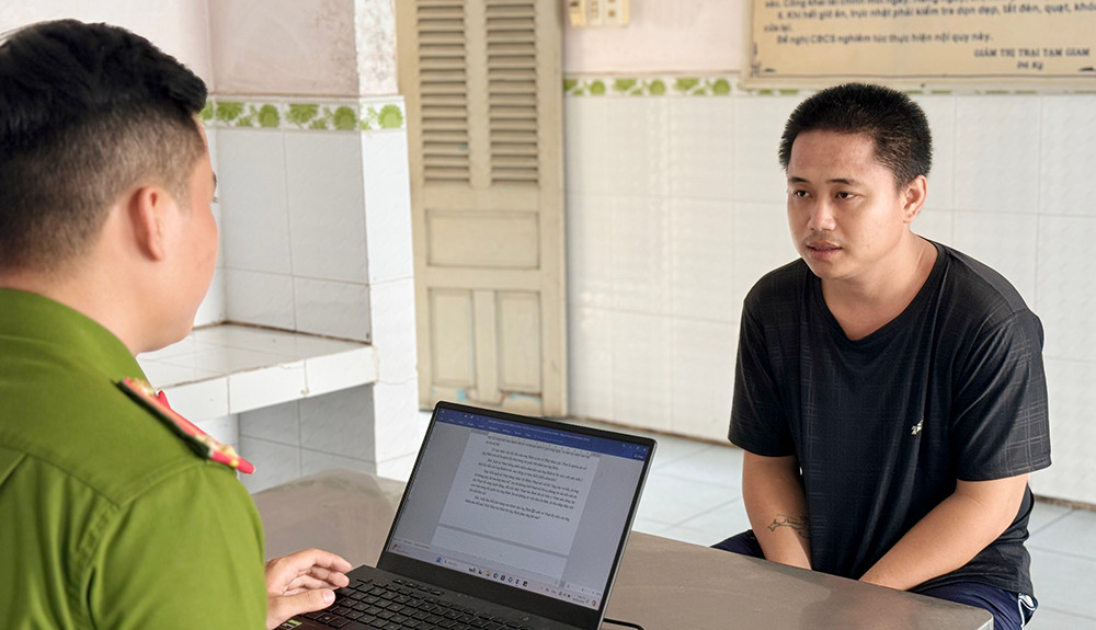 Phạm Lê Minh Trí tại cơ quan công an. Ảnh: Tiến Tầm.