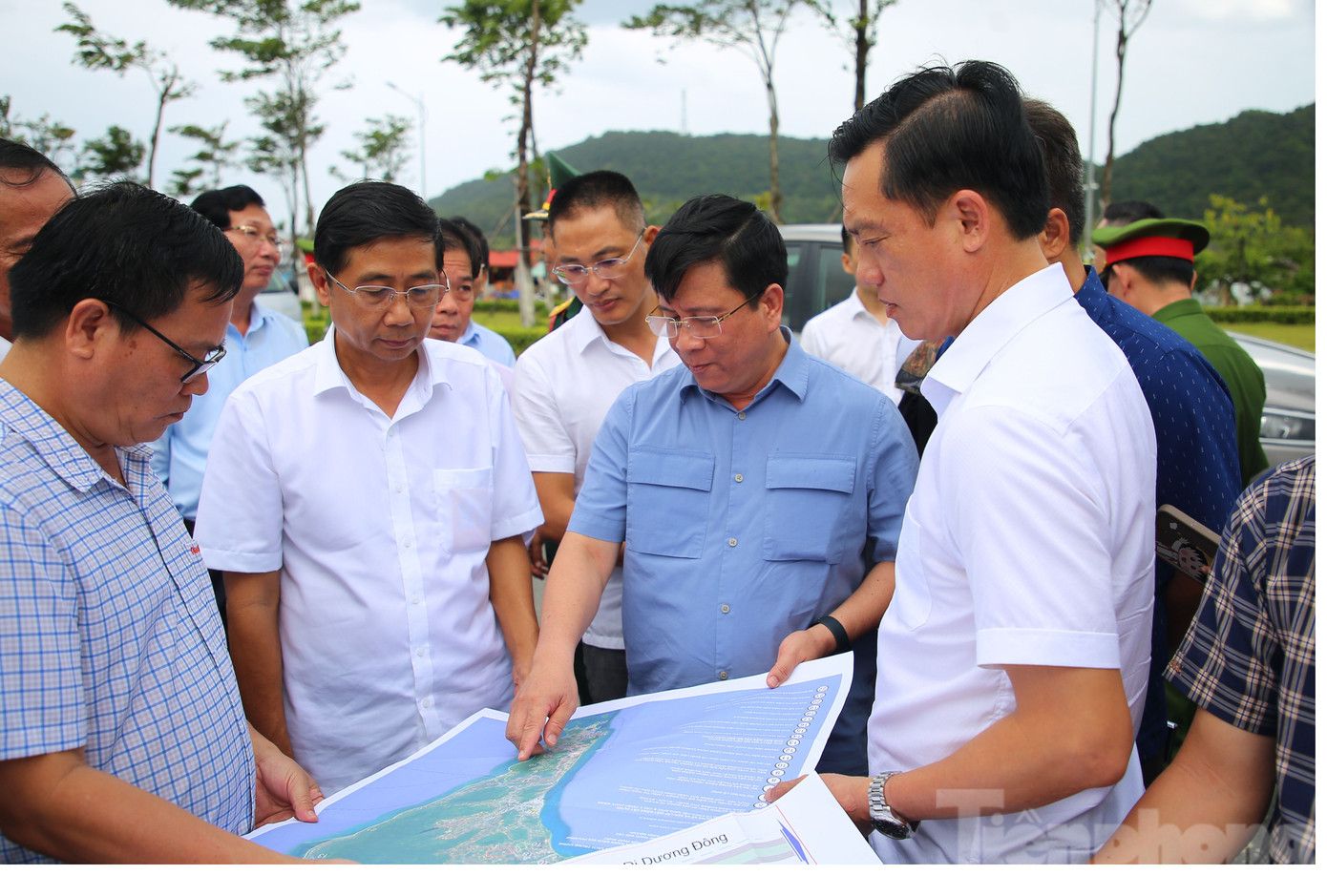 Đoàn khảo sát dự án đường tỉnh ĐT.975 Đoàn khảo sát dự án đường tỉnh ĐT.975