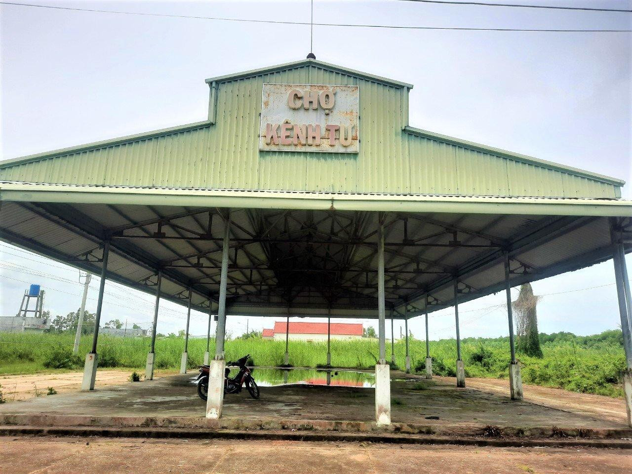 Chợ Kênh Tư chưa một lần được họp chợ để mua bán. Chợ Kênh Tư chưa một lần được họp chợ để mua bán.