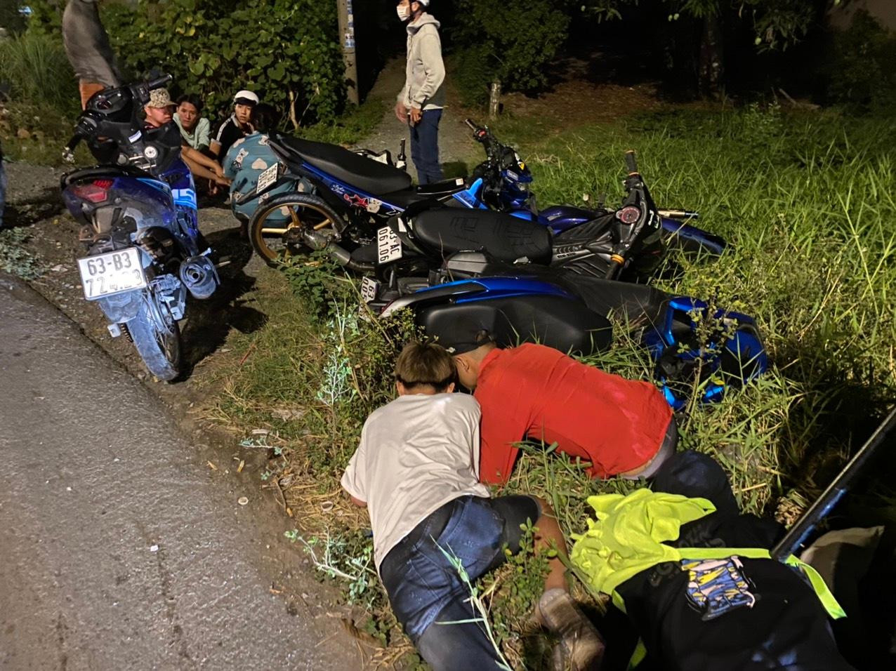 Bắt nhóm thanh thiếu niên tụ tập đua kéo xe trên Quốc lộ1 vào rạng sáng ngày 11/4.-Ảnh: Châu Thành.