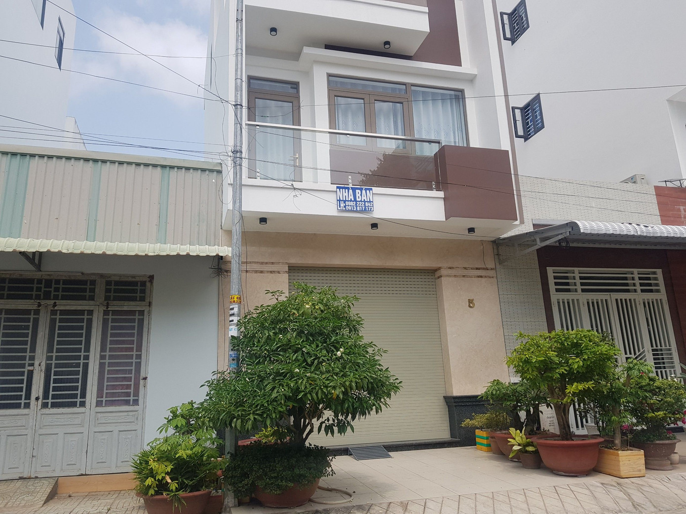 Người dân khu dân cư Thới Nhựt 2 treo biển bán nhà vì tình trạng ô nhiễm từ bãi tập kết rác.