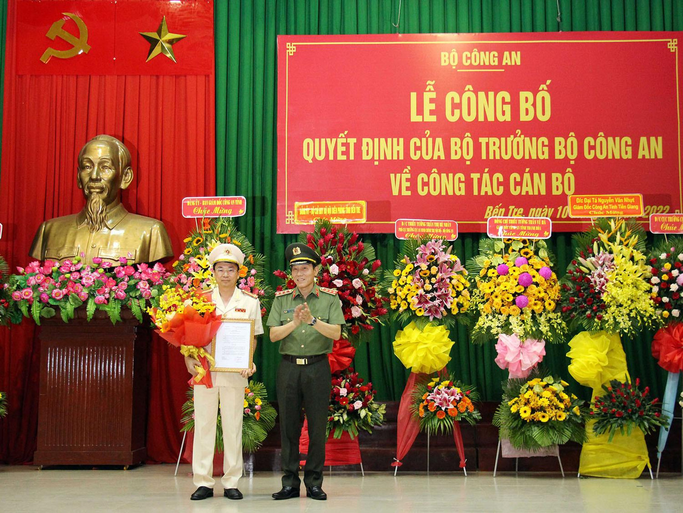 Thứ trưởng Bộ Công an Lương Tam Quang trao quyết định cho Đại tá Trương Sơn Lâm. Ảnh: T.L Thứ trưởng Bộ Công an Lương Tam Quang trao quyết định cho Đại tá Trương Sơn Lâm. Ảnh: T.L