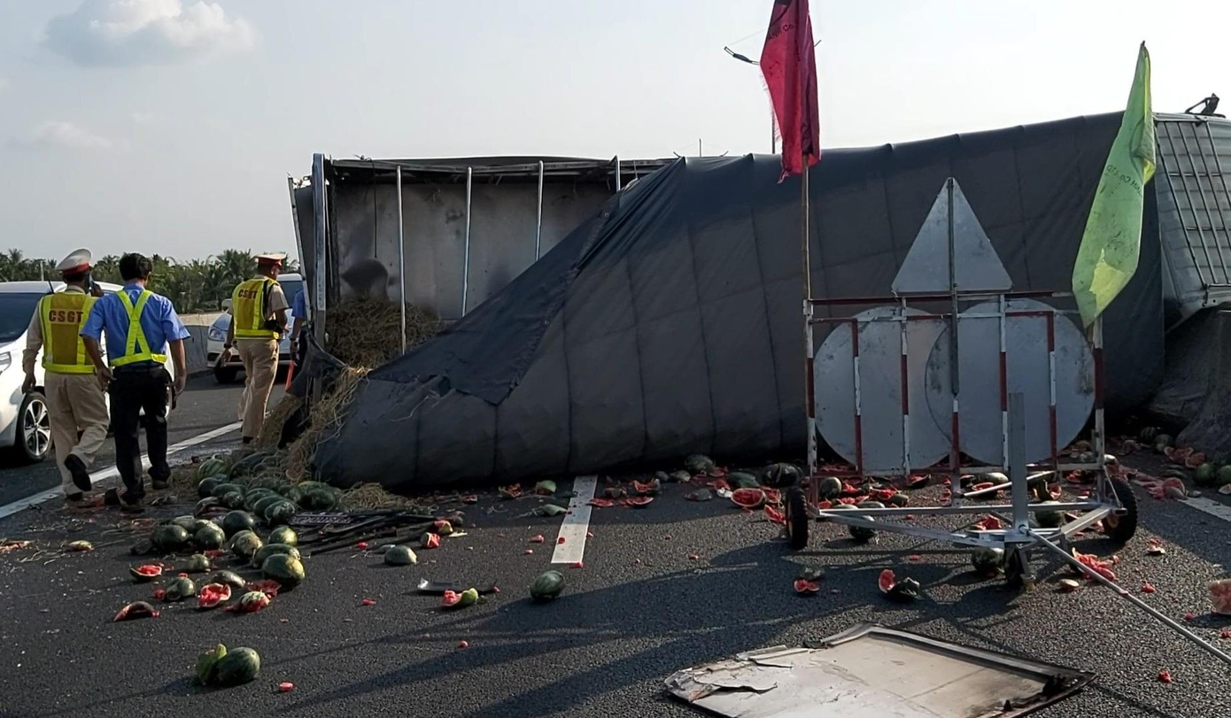 Dưa hấu đổ tràn ra đường sau vụ tai nạn.