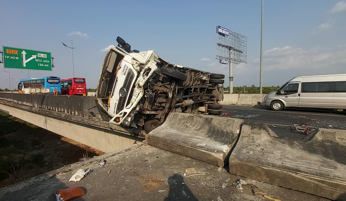 Xe tải lật ngang trên cao tốc