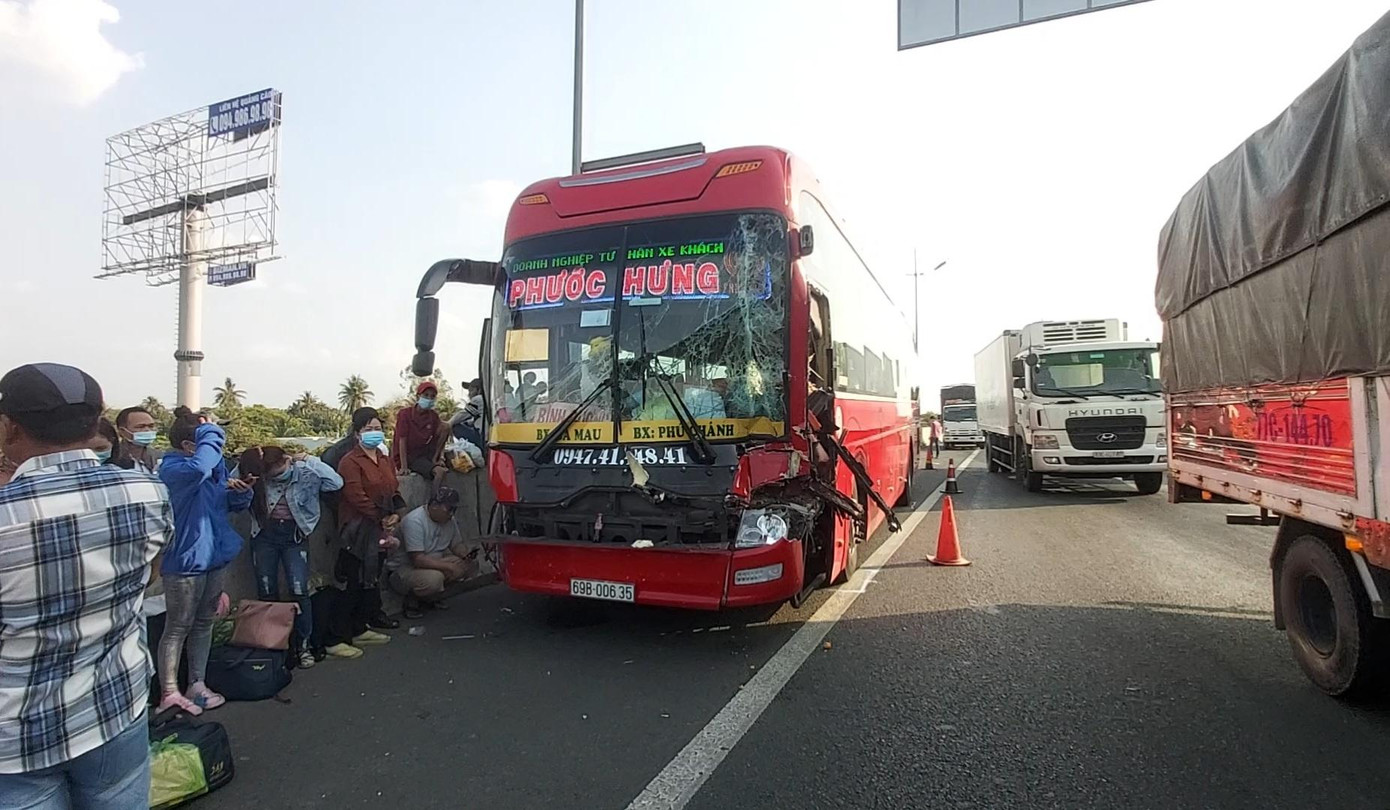 Phần đầu của chiếc xe giường nằm bị biến dạng.