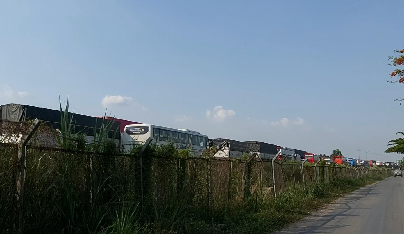 Vụ tai nạn làm giao thông ùn ứ kéo dài. - Ảnh: Châu Thành.