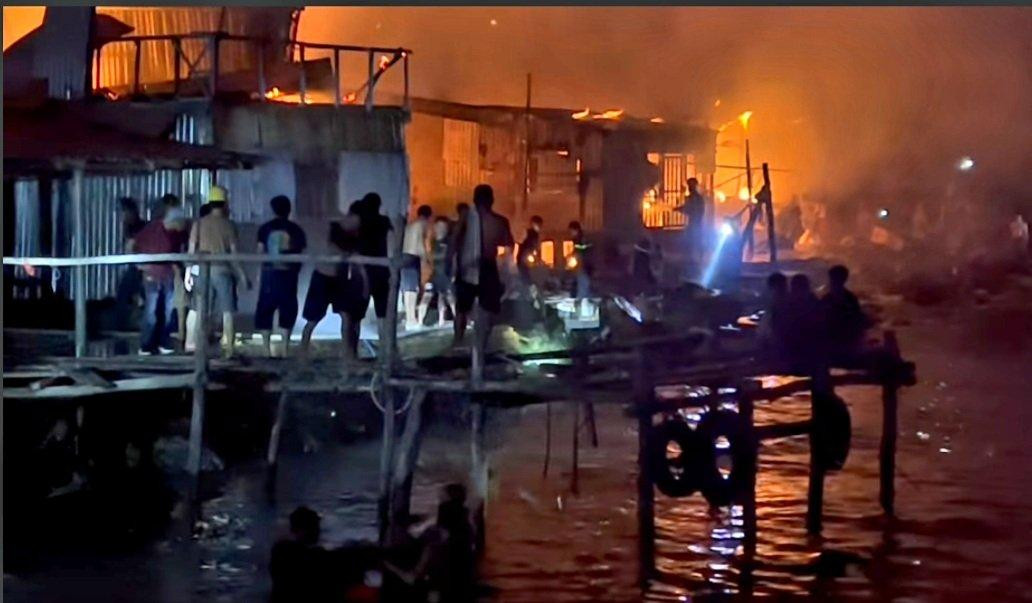 Lực lượng chức năng dập lửa