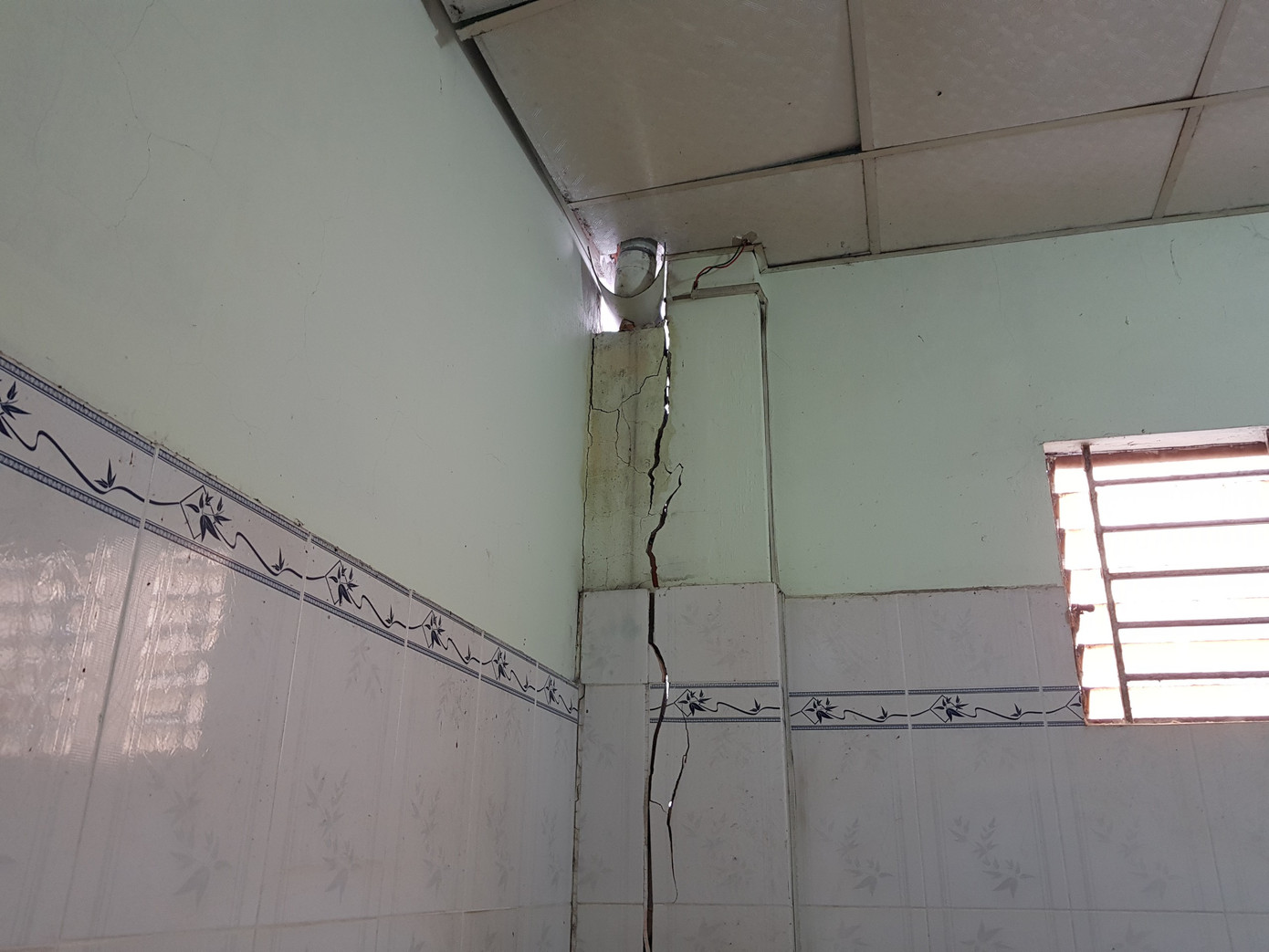 Cột nhà bị xé rách. Cột nhà bị xé rách.