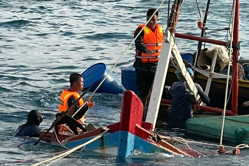 Sau hơn 8 giờ tìm kiếm, tàu cá chìm được lực lượng chức năng trục vớt thành công. Ảnh: Tiến Vinh. Sau hơn 8 giờ tìm kiếm, tàu cá chìm được lực lượng chức năng trục vớt thành công. Ảnh: Tiến Vinh.