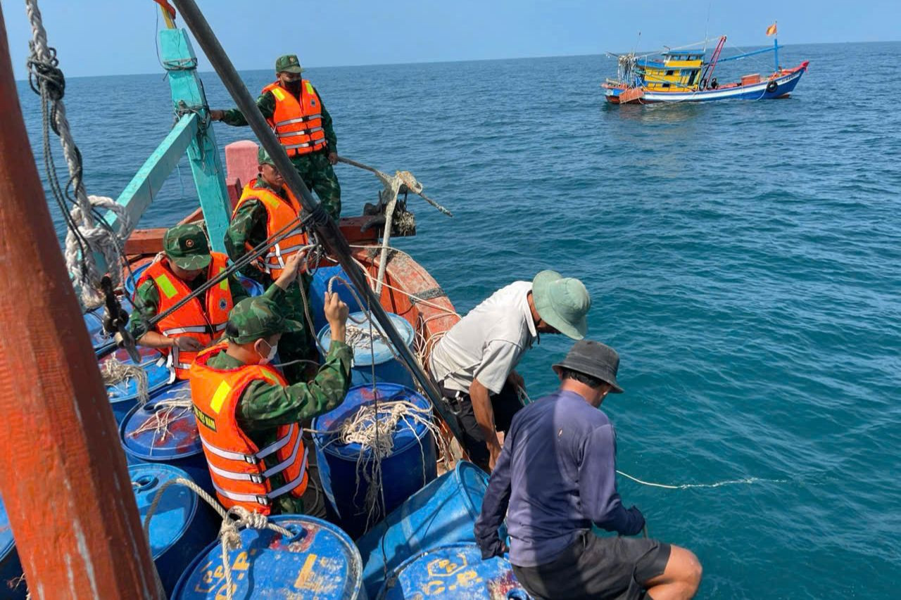 Lực lượng biên phòng huy động lực lượng và phương tiện hỗ trợ trục vớt tàu cá gặp nạn. Ảnh: Tiến Vinh. Lực lượng biên phòng huy động lực lượng và phương tiện hỗ trợ trục vớt tàu cá gặp nạn. Ảnh: Tiến Vinh.
