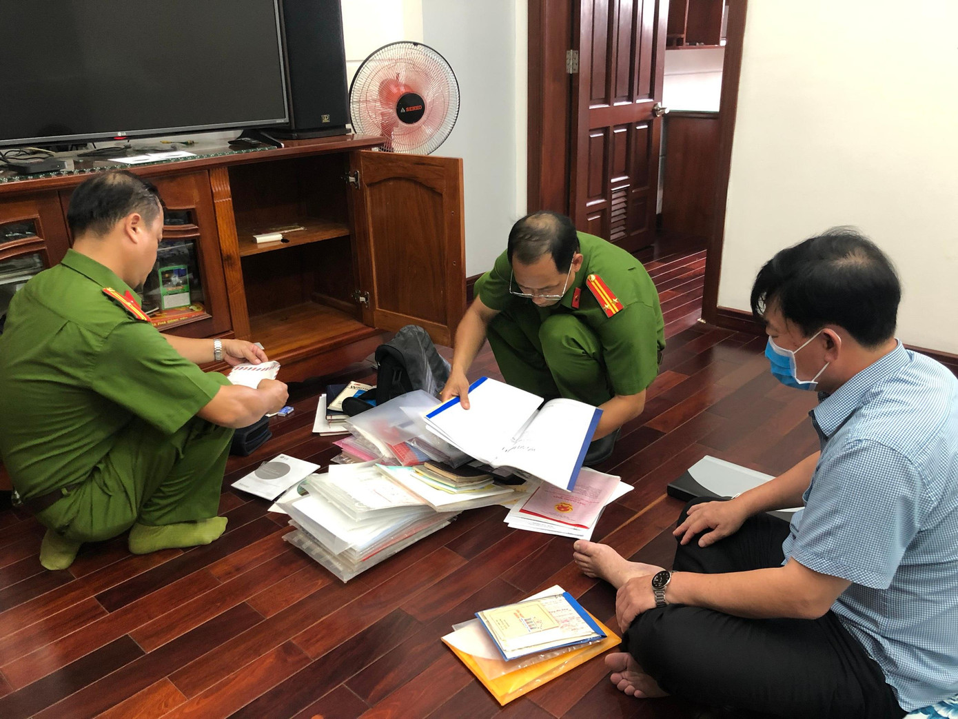 Khám xét nơi làm việc của ông Đặng Hải Đăng. Khám xét nơi làm việc của ông Đặng Hải Đăng.