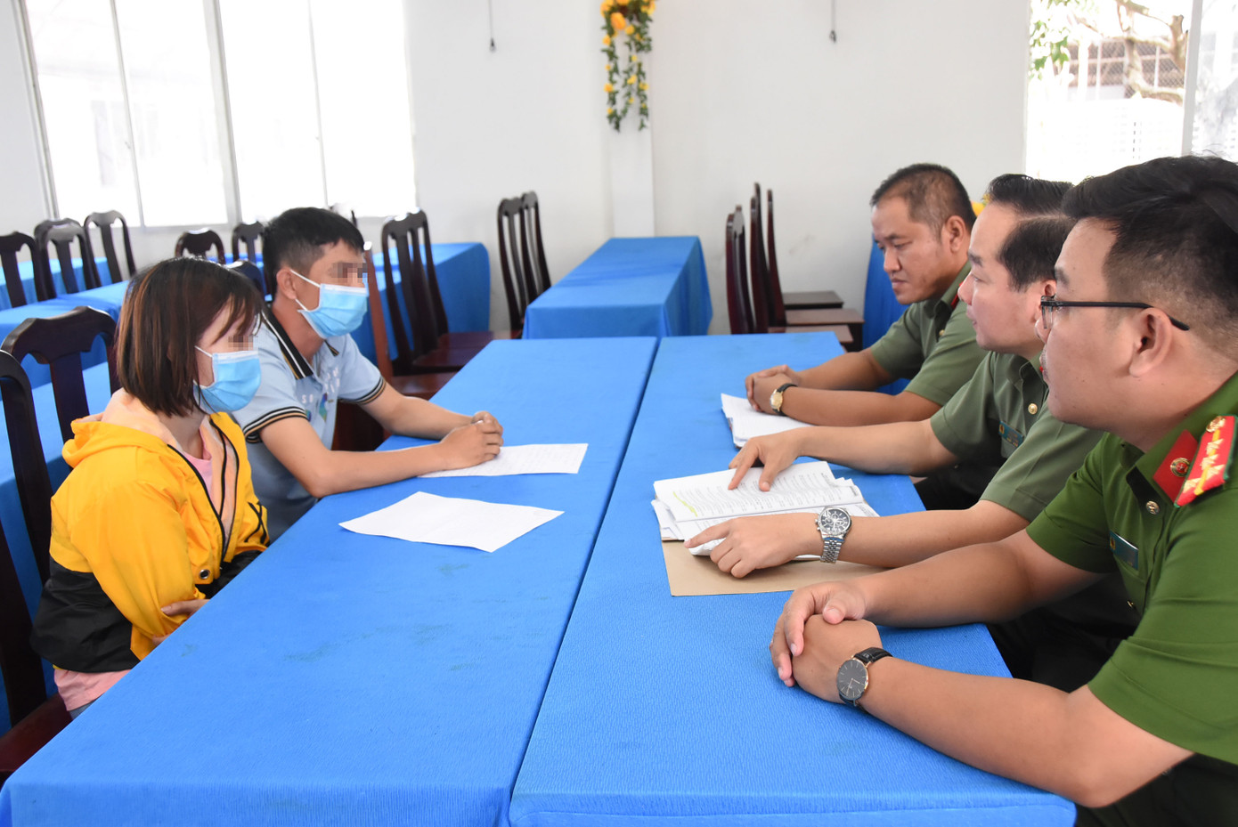 Cơ quan chức năng làm việc với vợ chồng anh T. (Ảnh: Lê Hoài). Cơ quan chức năng làm việc với vợ chồng anh T. (Ảnh: Lê Hoài).