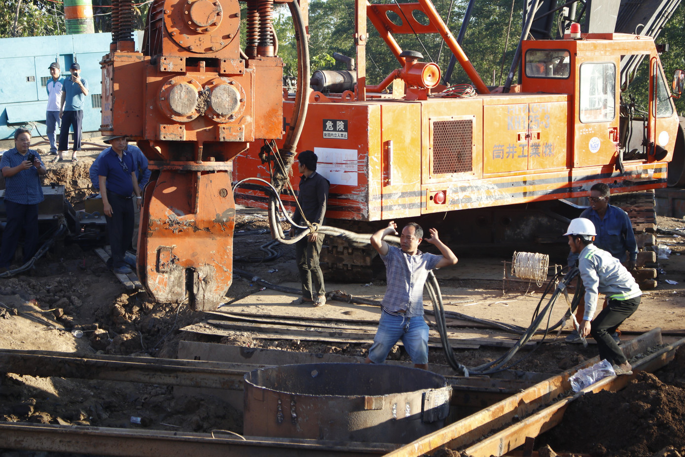 Đến khoảng 8 giờ 40 phút, công đoạn đóng ống lồng ngoài hoàn thành và chuẩn bị chuyển sang công đoạn lấy đất từ lồng ống thép ra ngoài và rút dần trụ lên. Dự kiến trong chiều nay sẽ giải cứu được cháu bé.