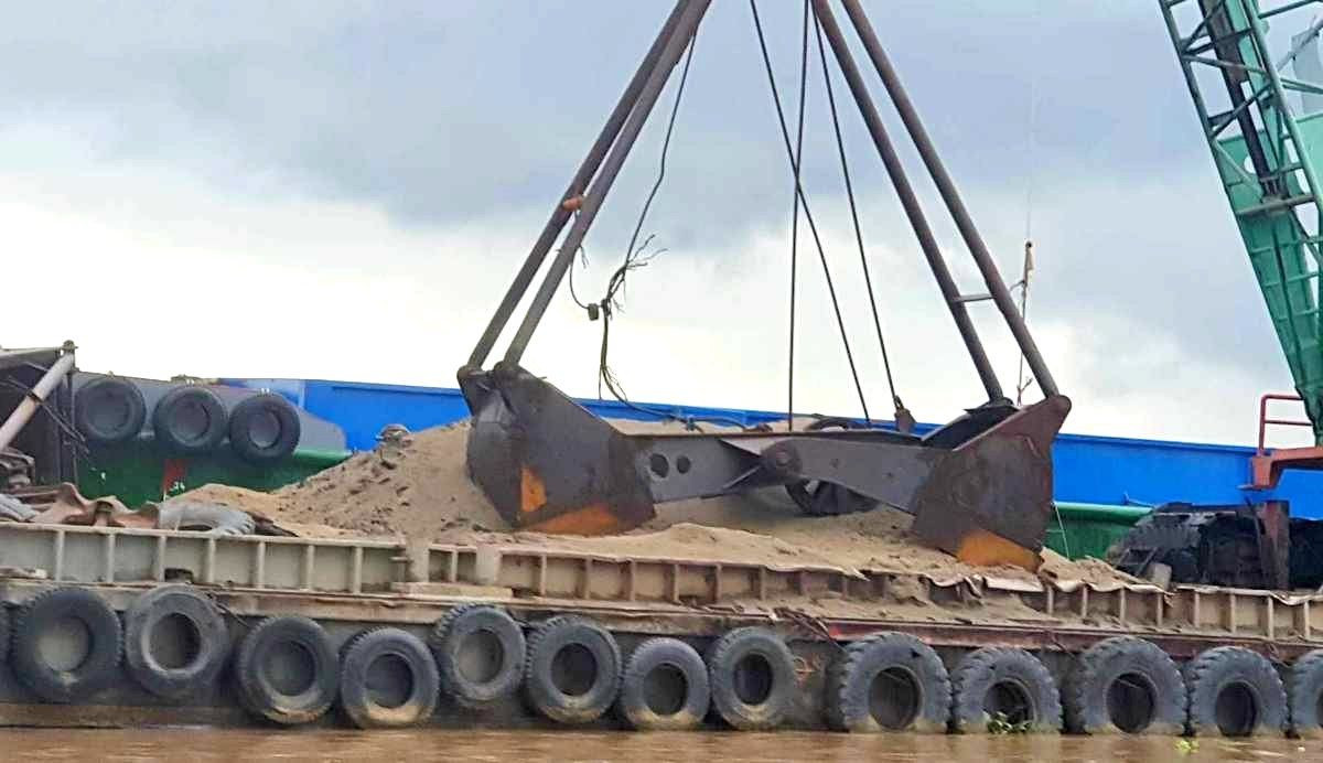 An Giang cấp quyền khai thác 10 khu mỏ, với hơn 15,5 triệu m3 cát sông phục vụ dự án cao tốc. An Giang cấp quyền khai thác 10 khu mỏ, với hơn 15,5 triệu m3 cát sông phục vụ dự án cao tốc.