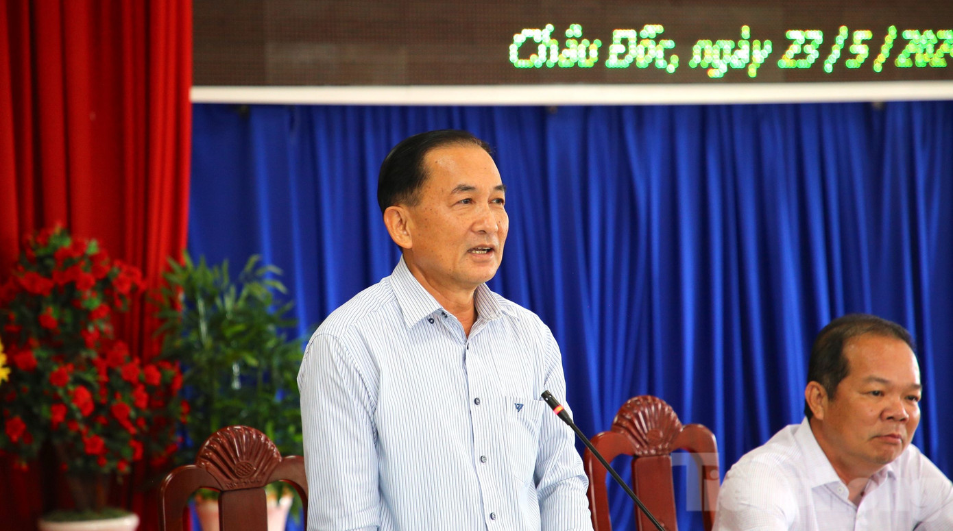 Ông Trần Quốc Tuấn, Phó Chủ tịch UBND TP Châu Đốc thông tin tại buổi họp báo. Ông Trần Quốc Tuấn, Phó Chủ tịch UBND TP Châu Đốc thông tin tại buổi họp báo.