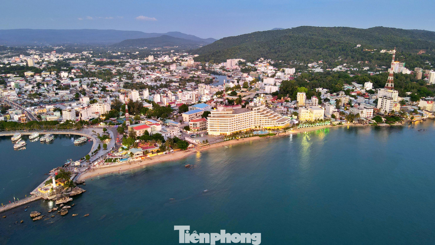 Theo lượng vắc xin Bộ Y tế phân bổ, Kiên Giang sẽ tiến hành tiêm vắc xin cho toàn bộ người dân Phú Quốc trước ngày 5/10. Ảnh: P. Vũ. Theo lượng vắc xin Bộ Y tế phân bổ, Kiên Giang sẽ tiến hành tiêm vắc xin cho toàn bộ người dân Phú Quốc trước ngày 5/10. Ảnh: P. Vũ.